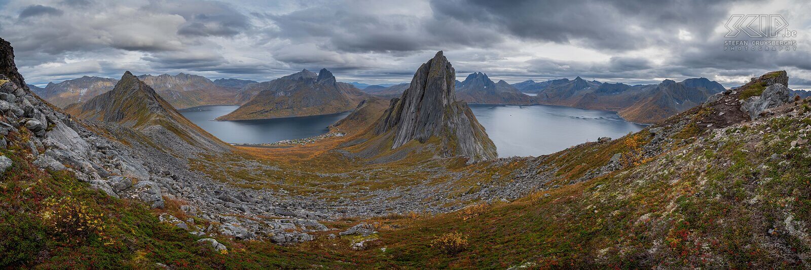 Senja - Segla - Panorama Panorambeeld met links de Oyfjorden, in het midden de prachtige rotspiek van de Segla en rechts de Mefjorden Stefan Cruysberghs